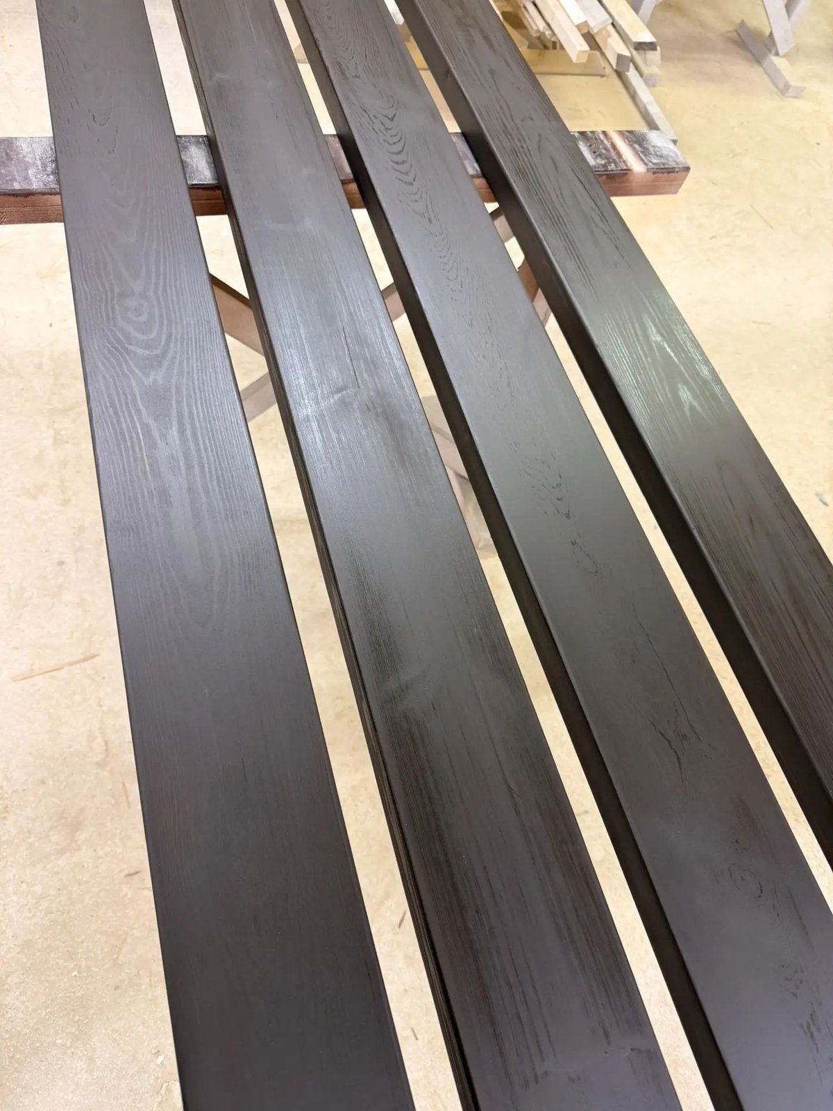 Профиль тёмной террасной доски QUCON WOOD крупным планом