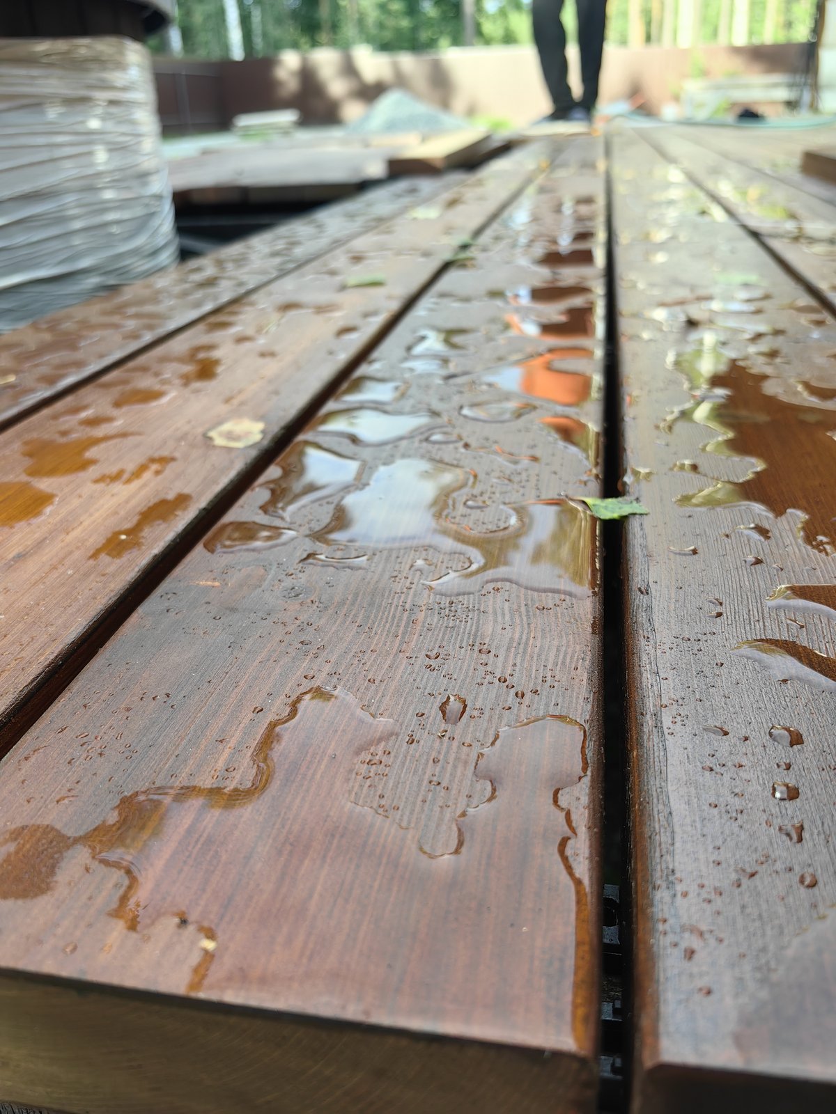 Капли воды на мокрой термодоске QUCON WOOD — древесина не впитывает влагу и не требует антисептика
