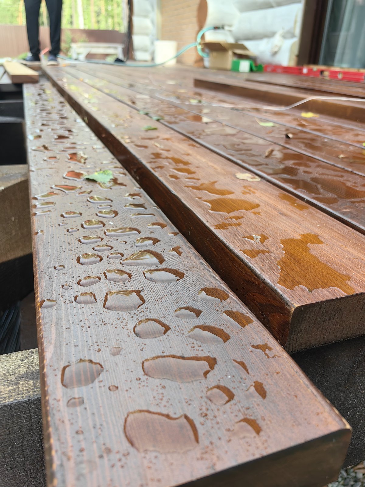 Мокрый настил из термососны QUCON WOOD после дождя