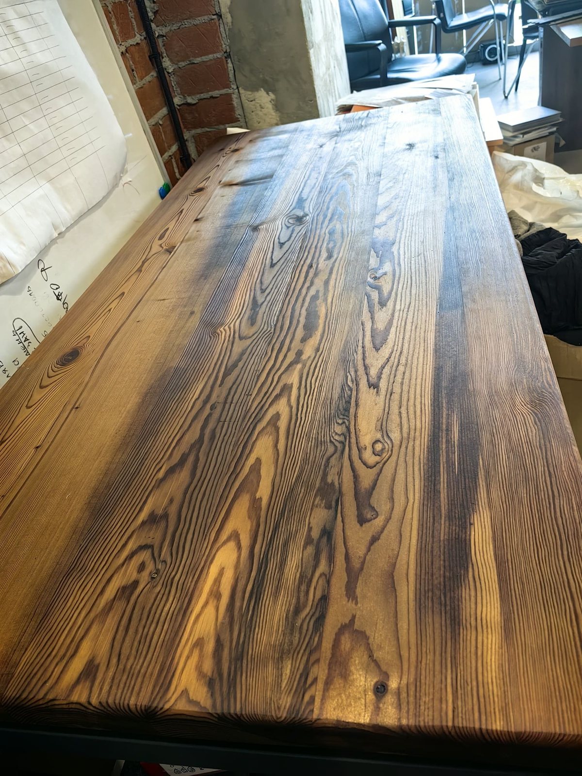Изделие из термомодифицированного дерева — тёмный стол QUCON WOOD