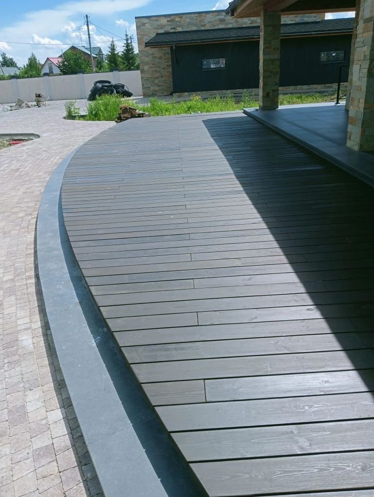 Изогнутая терраса вокруг дома из термомодифицированной сосны QUCON WOOD
