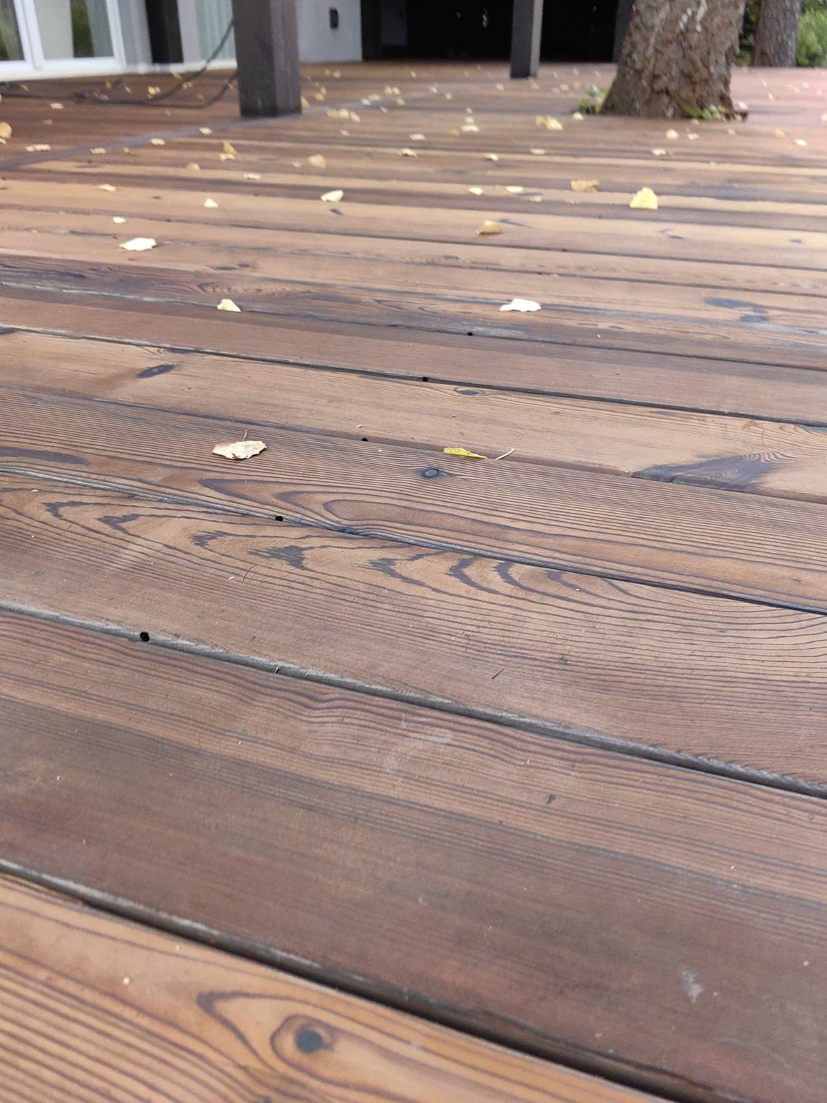 Широкая открытая терраса из термомодифицированной сосны QUCON WOOD
