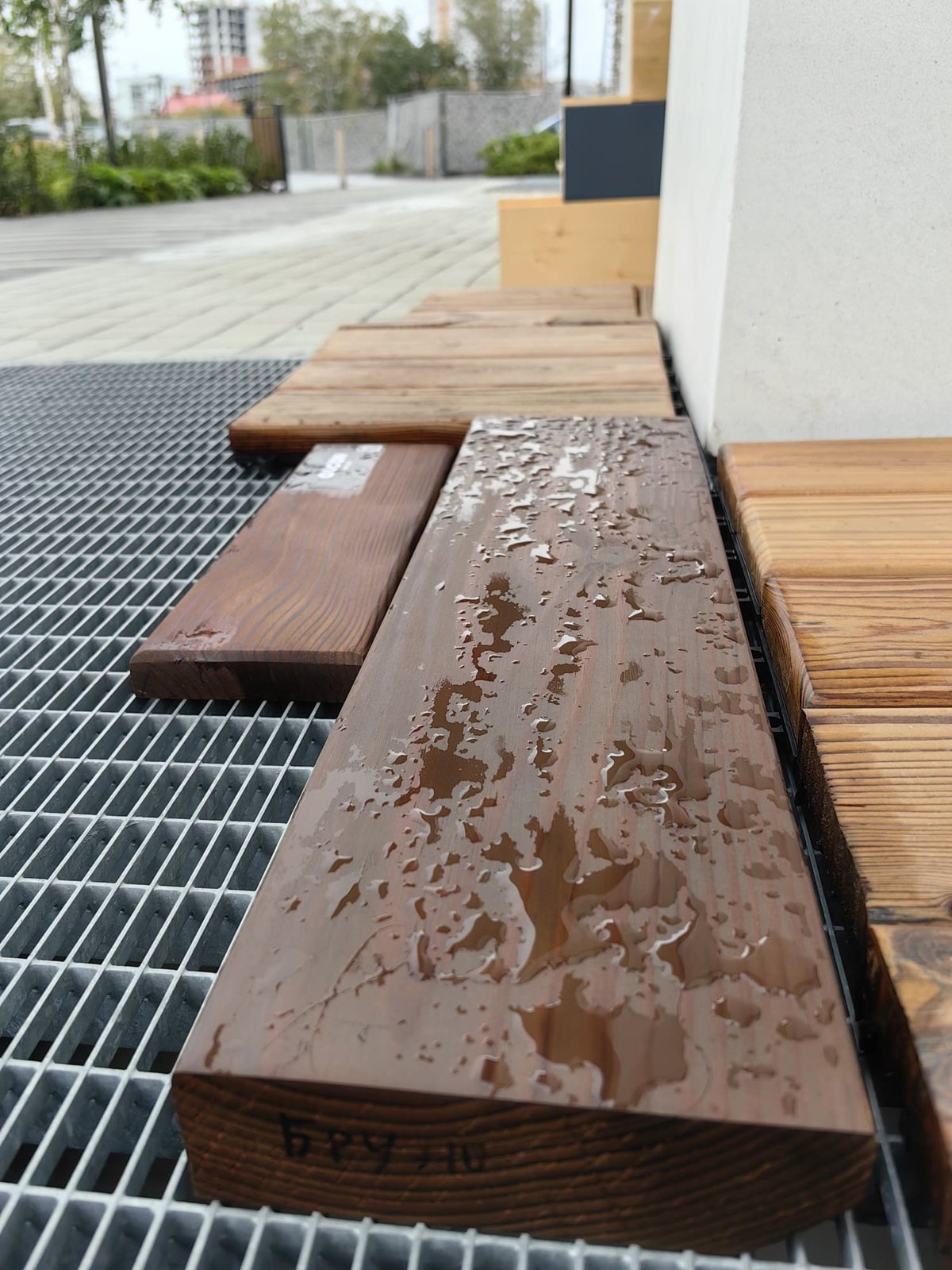 Мокрая термодоска — QUCON WOOD не боится воды и осадков
